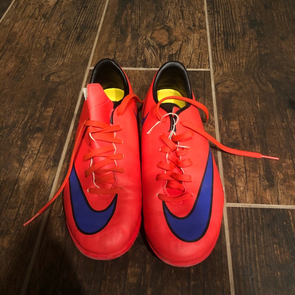 Indoor soccer cleats